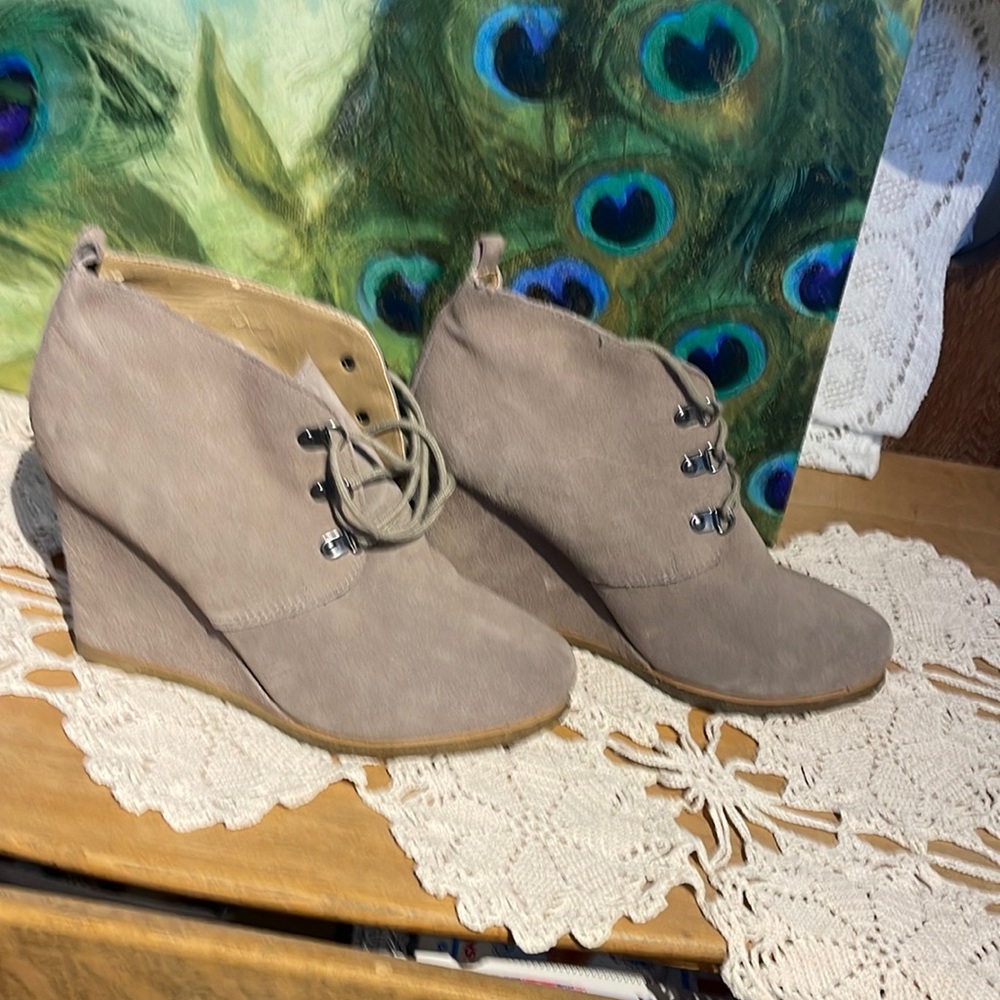 Grey wedge shoes,